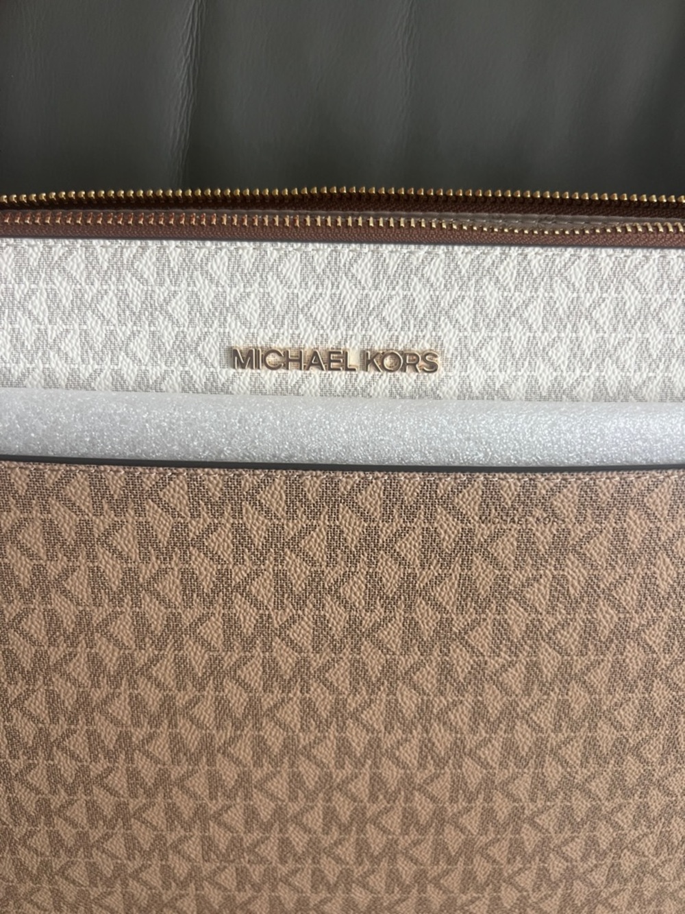 Michael Kors voyager Camel Brown Tote Bag with Gold Hardware - Picture 2 of 14